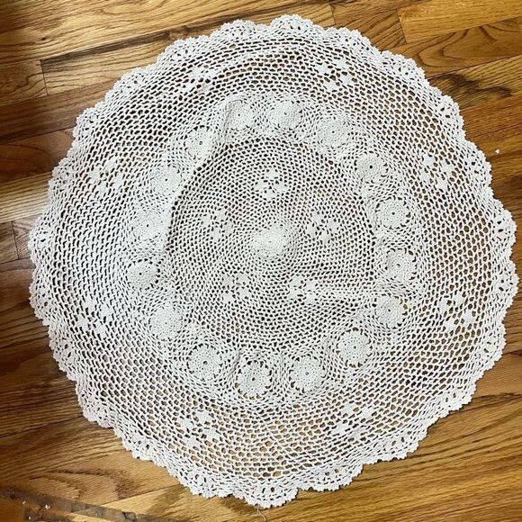 Vintage table doiley crocher big 26" Diameter - Picture 1 of 7